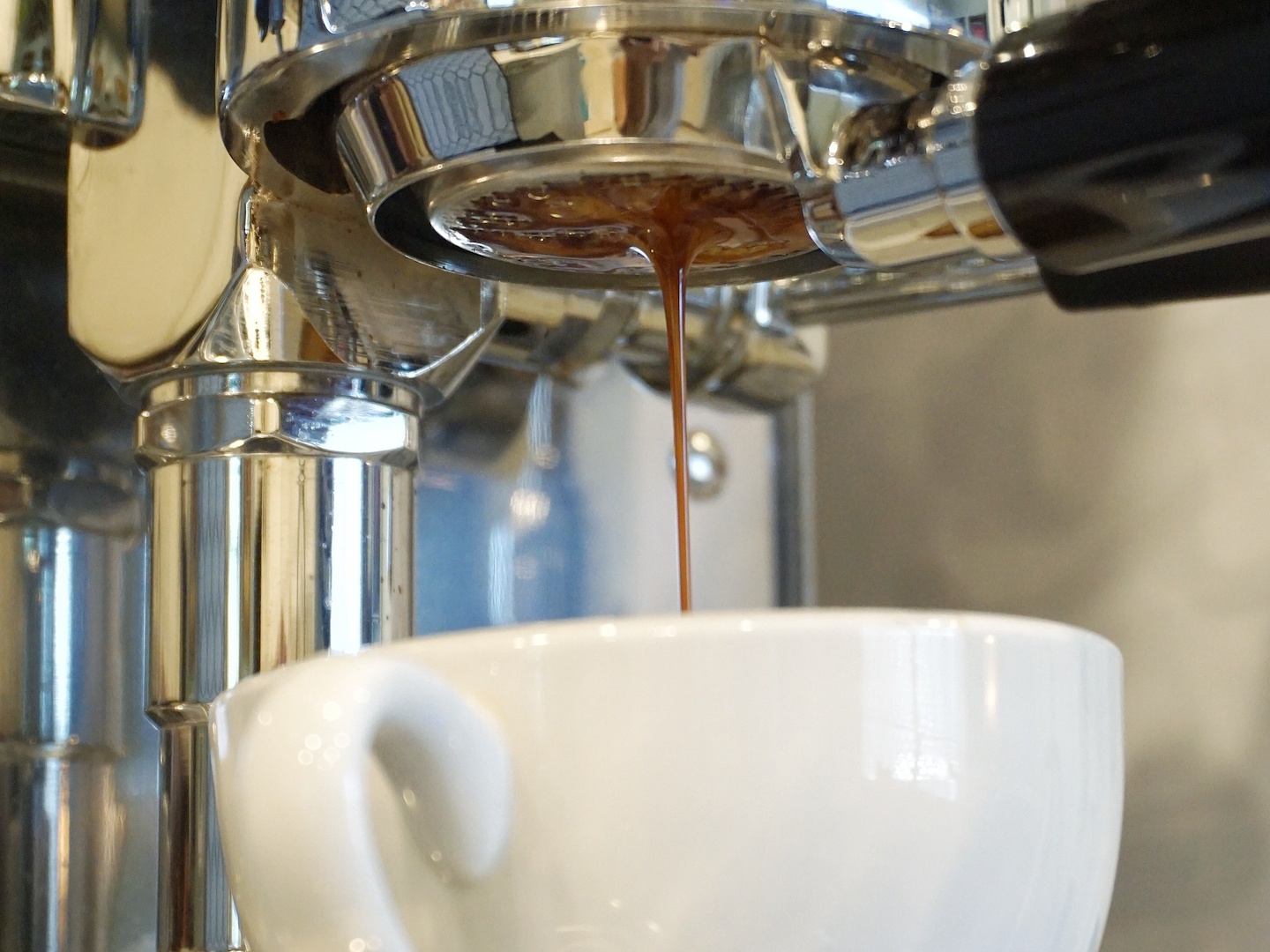 How To Make A Cappuccino With An Espresso Machine - CoffeeSphere